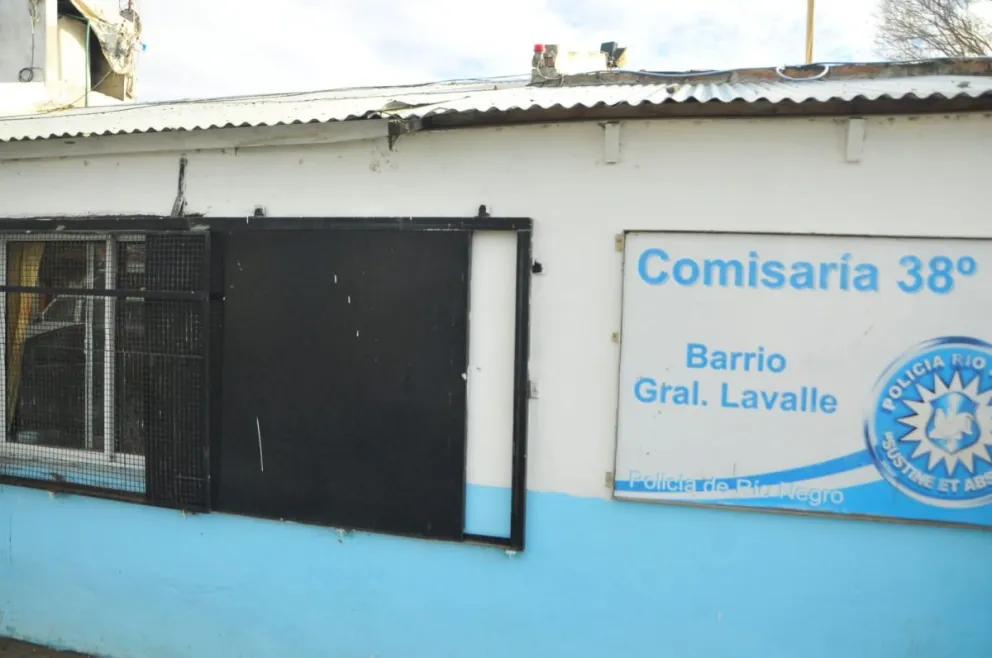 El papá de un chico asaltado quiso hacer justicia por mano propia: media comisaría lo tuvo que frenar