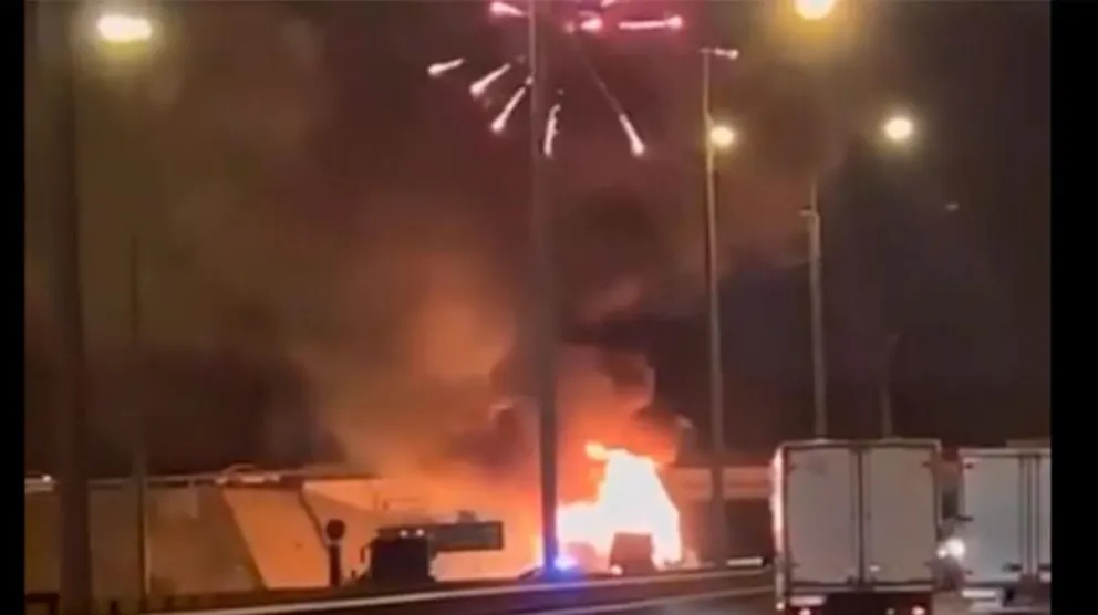 Video: se incendió un camión cargado con fuegos artificiales en Moscú