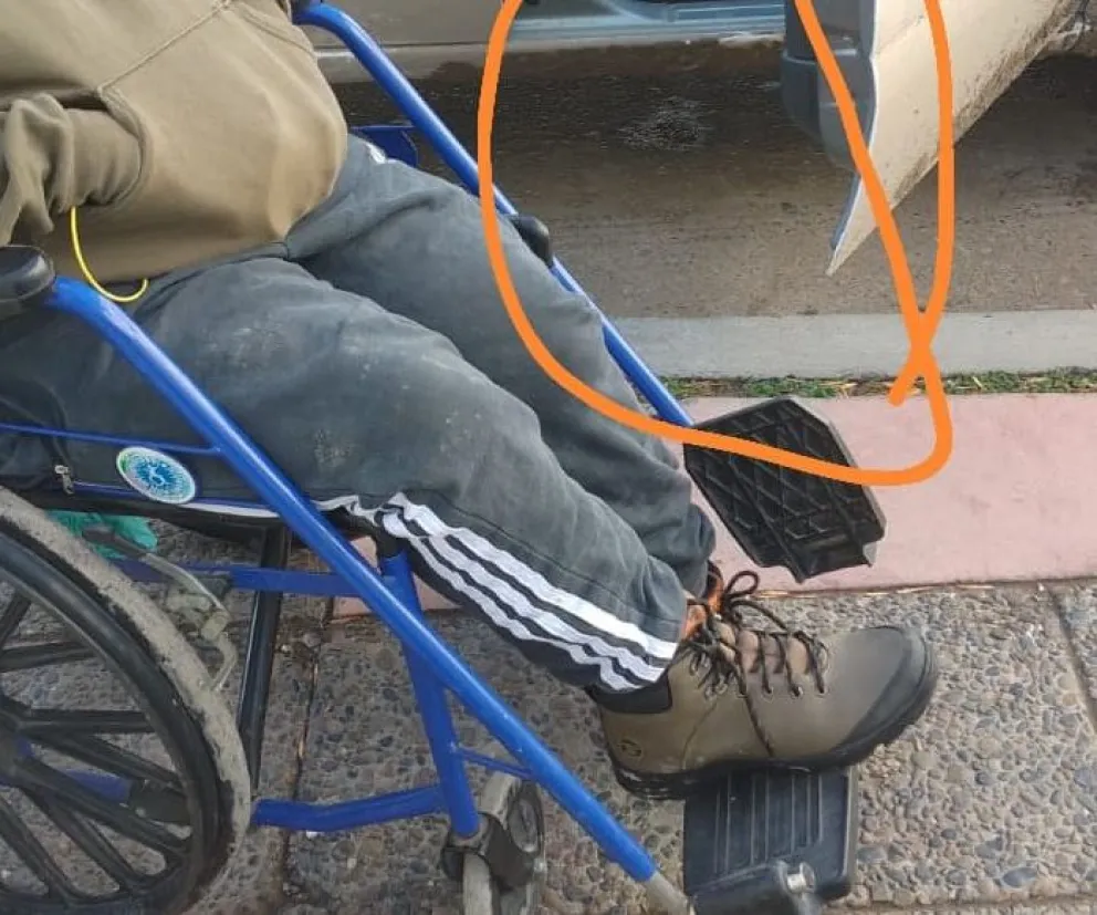 Un taxista deschavó la falta de accesibilidad en la entrada de un colegio