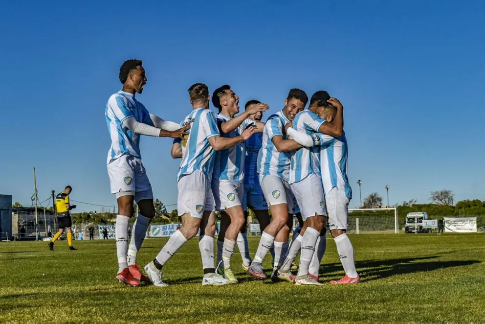 Sol de Mayo goleó a Cipolletti en el clásico y estira la paternidad