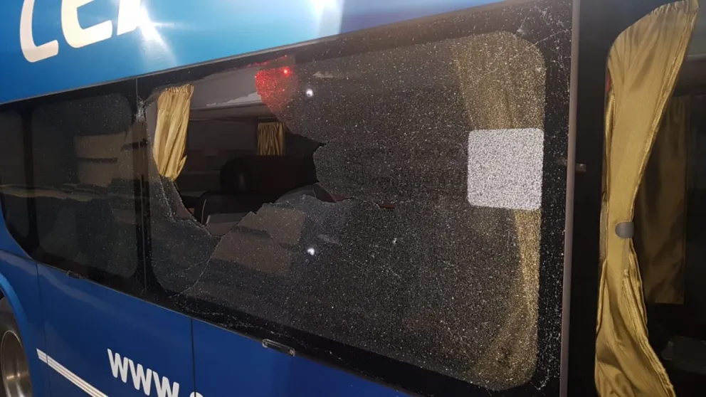 Apedrearon un micro de larga distancia que se dirigía de Viedma a Buenos Aires