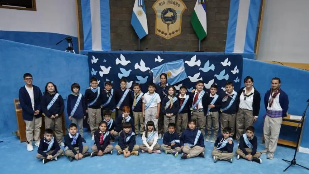 Un colegio de las chacras de Viedma prometió la bandera en la Legislatura